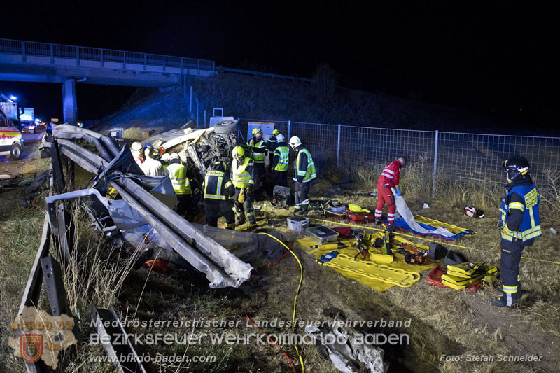 20240908_Kleinbus verunfallt auf der A2 bei Traiskirchen - acht Verletzte und ein Todesopfer Foto: Stefan Schneider BFKDO BADEN 20240908_Kleinbus verunfallt auf der A2 bei Traiskirchen - acht Verletzte und ein Todesopfer Foto: Stefan Schneider BFKDO BADEN