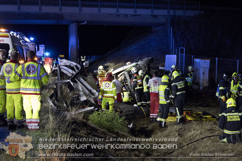 20240908_Kleinbus verunfallt auf der A2 bei Traiskirchen - acht Verletzte und ein Todesopfer Foto: Stefan Schneider BFKDO BADEN 20240908_Kleinbus verunfallt auf der A2 bei Traiskirchen - acht Verletzte und ein Todesopfer Foto: Stefan Schneider BFKDO BADEN