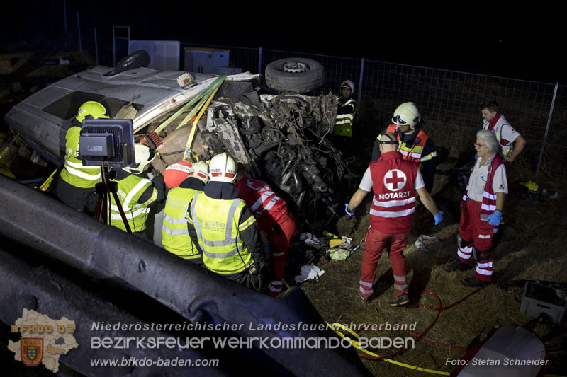 20240908_Kleinbus verunfallt auf der A2 bei Traiskirchen - acht Verletzte und ein Todesopfer Foto: Stefan Schneider BFKDO BADEN 20240908_Kleinbus verunfallt auf der A2 bei Traiskirchen - acht Verletzte und ein Todesopfer Foto: Stefan Schneider BFKDO BADEN