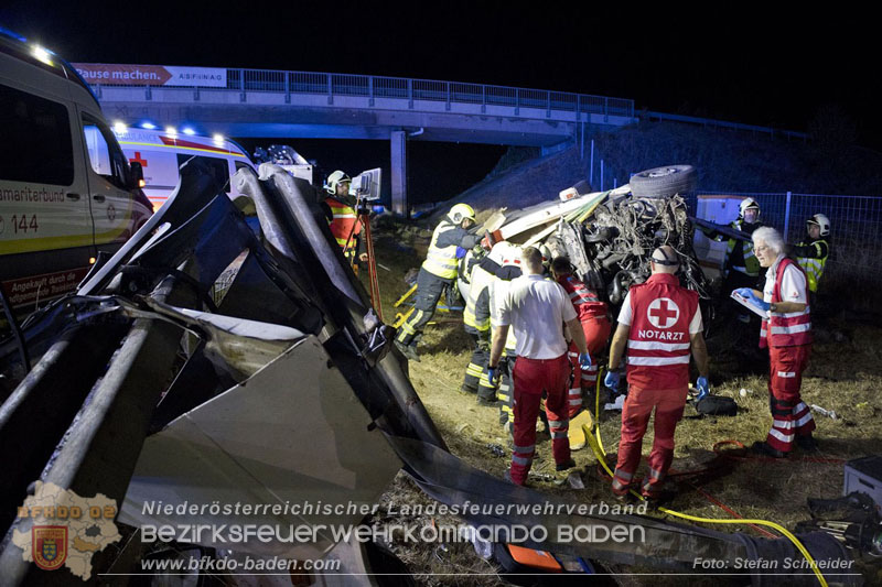 20240908_Kleinbus verunfallt auf der A2 bei Traiskirchen - acht Verletzte und ein Todesopfer Foto: Stefan Schneider BFKDO BADEN 20240908_Kleinbus verunfallt auf der A2 bei Traiskirchen - acht Verletzte und ein Todesopfer Foto: Stefan Schneider BFKDO BADEN