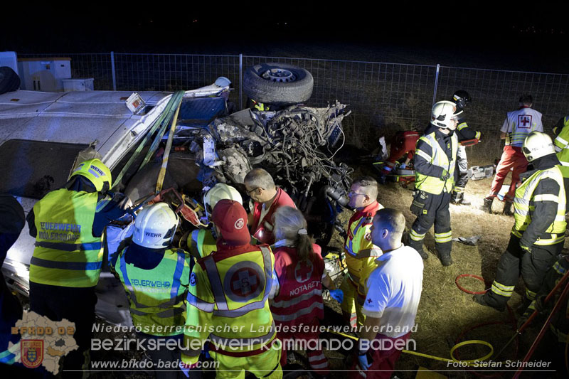 20240908_Kleinbus verunfallt auf der A2 bei Traiskirchen - acht Verletzte und ein Todesopfer Foto: Stefan Schneider BFKDO BADEN 20240908_Kleinbus verunfallt auf der A2 bei Traiskirchen - acht Verletzte und ein Todesopfer Foto: Stefan Schneider BFKDO BADEN