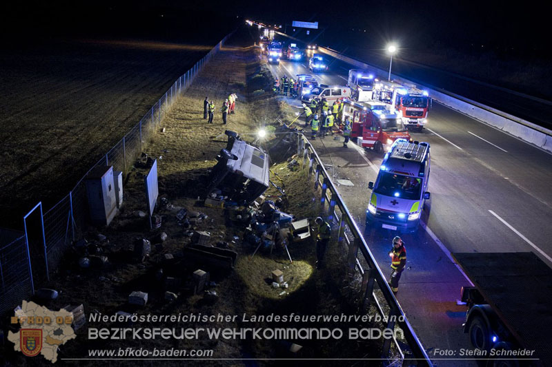20240908_Kleinbus verunfallt auf der A2 bei Traiskirchen - acht Verletzte und ein Todesopfer Foto: Stefan Schneider BFKDO BADEN 20240908_Kleinbus verunfallt auf der A2 bei Traiskirchen - acht Verletzte und ein Todesopfer Foto: Stefan Schneider BFKDO BADEN