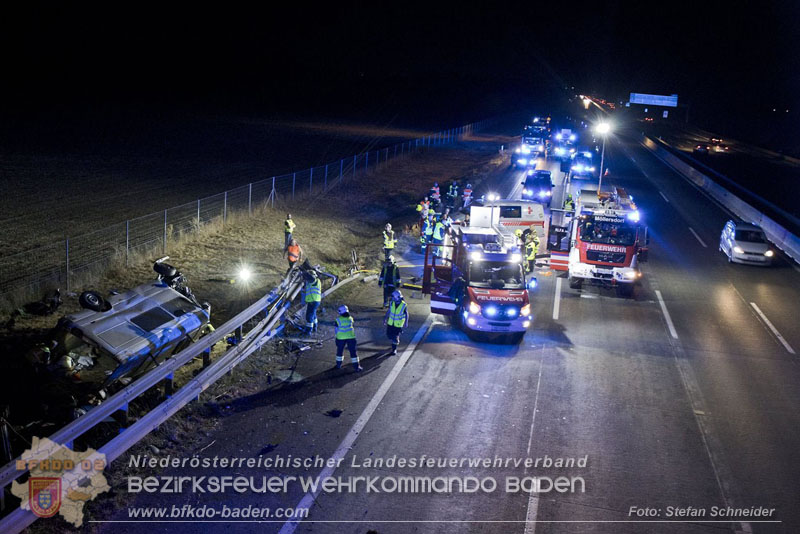 20240908_Kleinbus verunfallt auf der A2 bei Traiskirchen - acht Verletzte und ein Todesopfer Foto: Stefan Schneider BFKDO BADEN 20240908_Kleinbus verunfallt auf der A2 bei Traiskirchen - acht Verletzte und ein Todesopfer Foto: Stefan Schneider BFKDO BADEN