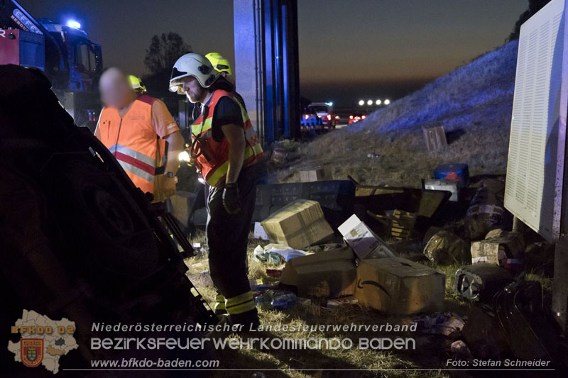 20240908_Kleinbus verunfallt auf der A2 bei Traiskirchen - acht Verletzte und ein Todesopfer Foto: Stefan Schneider BFKDO BADEN 20240908_Kleinbus verunfallt auf der A2 bei Traiskirchen - acht Verletzte und ein Todesopfer Foto: Stefan Schneider BFKDO BADEN