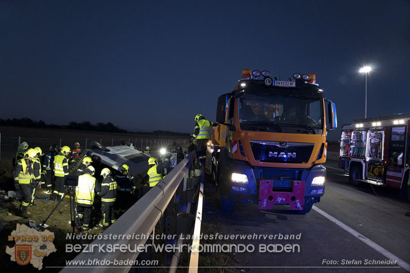 20240908_Kleinbus verunfallt auf der A2 bei Traiskirchen - acht Verletzte und ein Todesopfer Foto: Stefan Schneider BFKDO BADEN 20240908_Kleinbus verunfallt auf der A2 bei Traiskirchen - acht Verletzte und ein Todesopfer Foto: Stefan Schneider BFKDO BADEN
