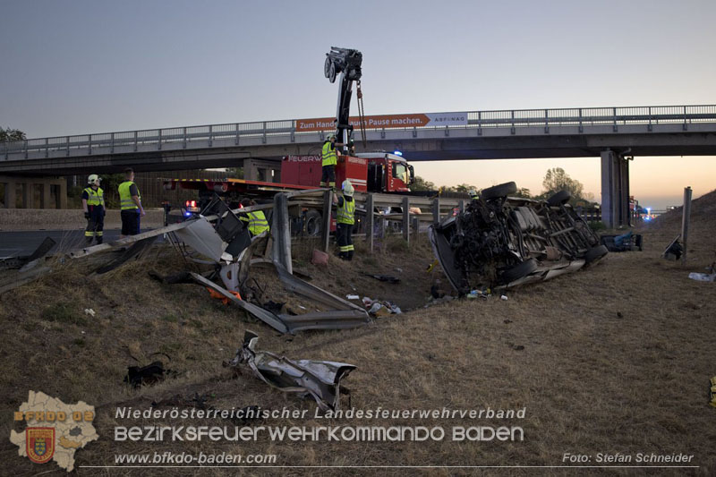 20240908_Kleinbus verunfallt auf der A2 bei Traiskirchen - acht Verletzte und ein Todesopfer Foto: Stefan Schneider BFKDO BADEN 20240908_Kleinbus verunfallt auf der A2 bei Traiskirchen - acht Verletzte und ein Todesopfer Foto: Stefan Schneider BFKDO BADEN