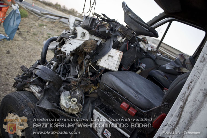 20240908_Kleinbus verunfallt auf der A2 bei Traiskirchen - acht Verletzte und ein Todesopfer Foto: Stefan Schneider BFKDO BADEN 20240908_Kleinbus verunfallt auf der A2 bei Traiskirchen - acht Verletzte und ein Todesopfer Foto: Stefan Schneider BFKDO BADEN