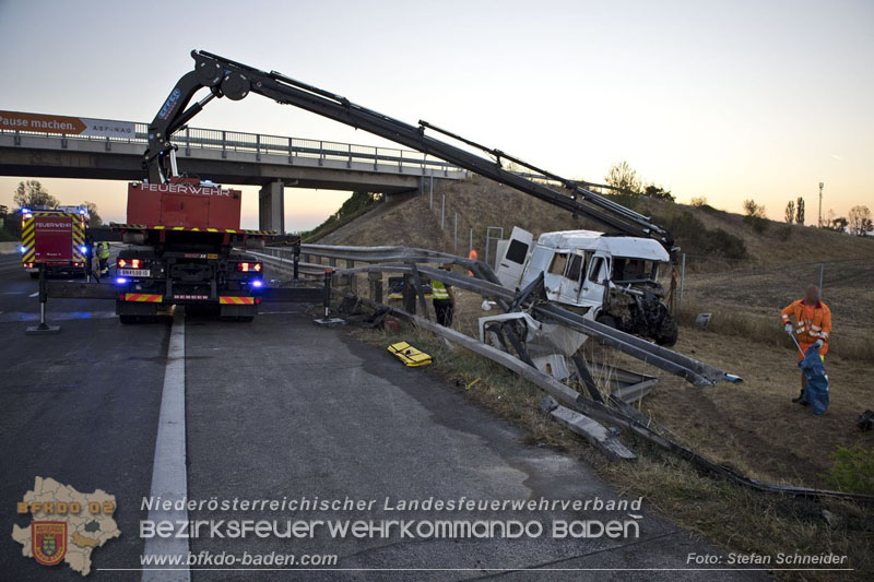 20240908_Kleinbus verunfallt auf der A2 bei Traiskirchen - acht Verletzte und ein Todesopfer Foto: Stefan Schneider BFKDO BADEN 20240908_Kleinbus verunfallt auf der A2 bei Traiskirchen - acht Verletzte und ein Todesopfer Foto: Stefan Schneider BFKDO BADEN