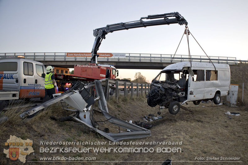 20240908_Kleinbus verunfallt auf der A2 bei Traiskirchen - acht Verletzte und ein Todesopfer Foto: Stefan Schneider BFKDO BADEN 20240908_Kleinbus verunfallt auf der A2 bei Traiskirchen - acht Verletzte und ein Todesopfer Foto: Stefan Schneider BFKDO BADEN