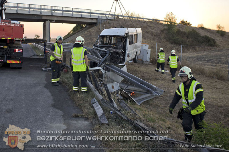 20240908_Kleinbus verunfallt auf der A2 bei Traiskirchen - acht Verletzte und ein Todesopfer Foto: Stefan Schneider BFKDO BADEN 20240908_Kleinbus verunfallt auf der A2 bei Traiskirchen - acht Verletzte und ein Todesopfer Foto: Stefan Schneider BFKDO BADEN