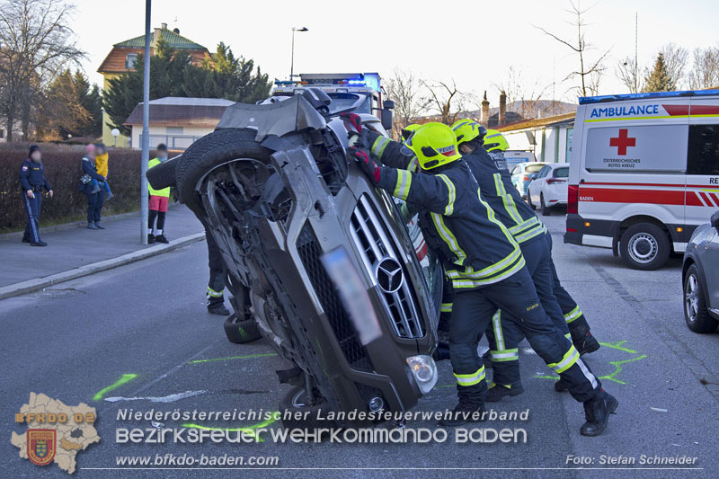 20241227_Lenkerin muss nach Verkehrsunfall in Baden von Feuerwehr befreit werden Foto: Stefan Schneider BFKDO BADEN