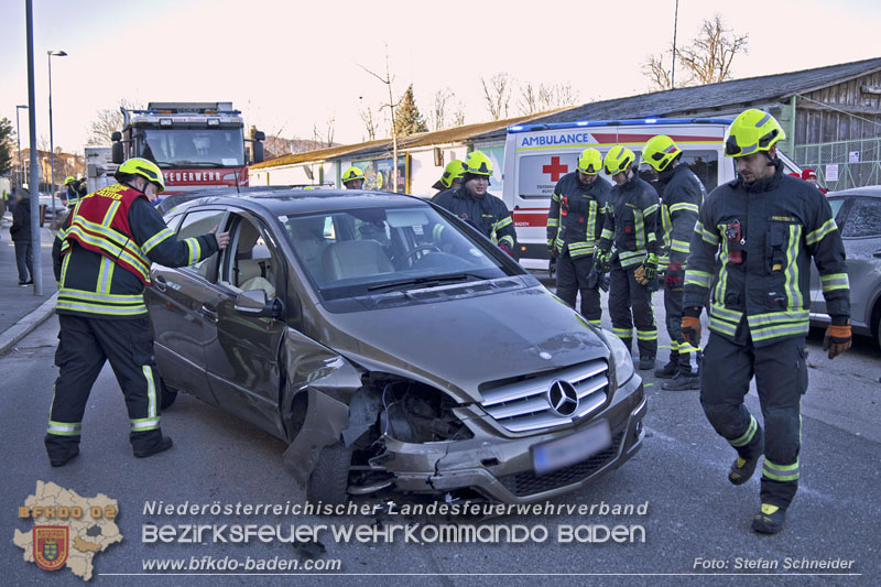 20241227_Lenkerin muss nach Verkehrsunfall in Baden von Feuerwehr befreit werden Foto: Stefan Schneider BFKDO BADEN
