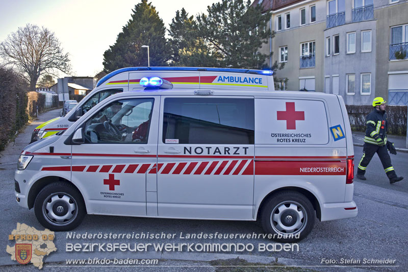 20241227_Lenkerin muss nach Verkehrsunfall in Baden von Feuerwehr befreit werden Foto: Stefan Schneider BFKDO BADEN