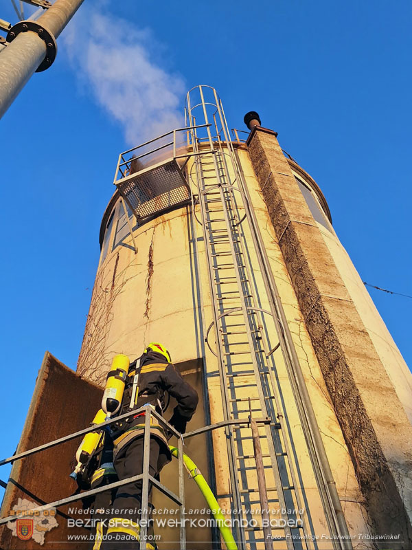 20241228_Stundenlanger Einsatz bei erneutem Silobrand im IZ Tribuswinkel Foto: FF Tribuswinkel 20241228_Stundenlanger Einsatz bei erneutem Silobrand im IZ Tribuswinkel Foto: FF Tribuswinkel