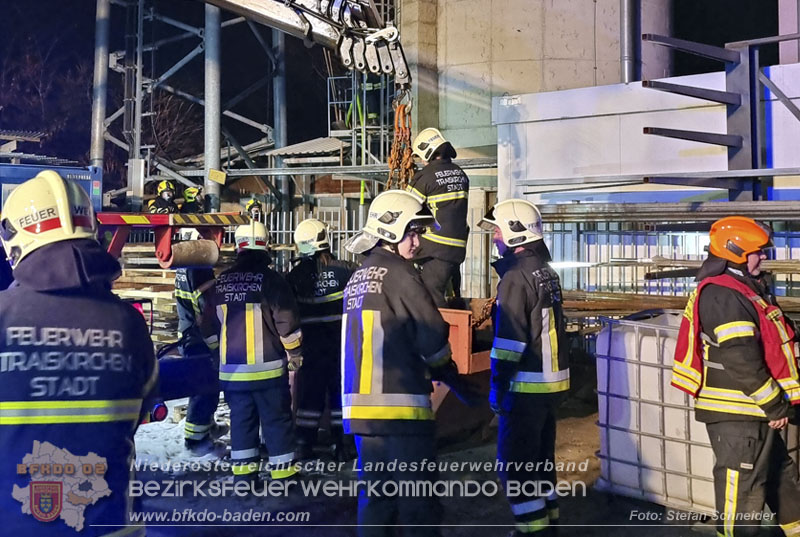20241228_Stundenlanger Einsatz bei erneutem Silobrand im IZ Tribuswinkel Foto: Stefan Schneider 20241228_Stundenlanger Einsatz bei erneutem Silobrand im IZ Tribuswinkel Foto: Stefan Schneider