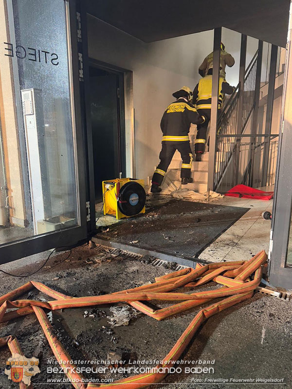 20250101 Müllraumbrand in Wohnhausanlage in Weigelsdorf ausgelöst durch Feuerwerkskörper Foto: Steffanie Philippits FF Weigelsdorf 20250101 Müllraumbrand in Wohnhausanlage in Weigelsdorf ausgelöst durch Feuerwerkskörper Foto: Steffanie Philippits FF Weigelsdorf