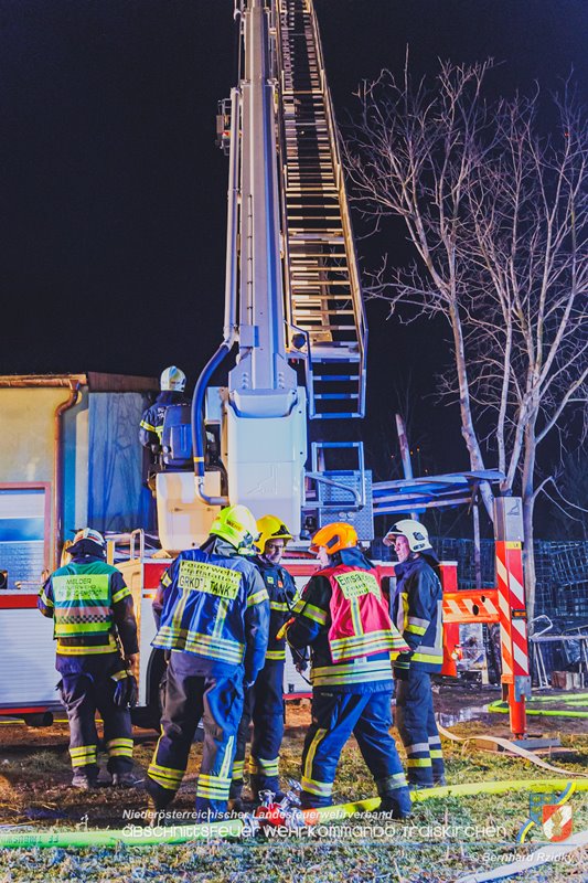20250207_Brand auf einem Lagerplatz in Tribuswinkel Foto: Bernhard Rzidky ÖA AFKDO Traiskirchen 20250207_Brand auf einem Lagerplatz in Tribuswinkel Foto: Bernhard Rzidky ÖA AFKDO Traiskirchen