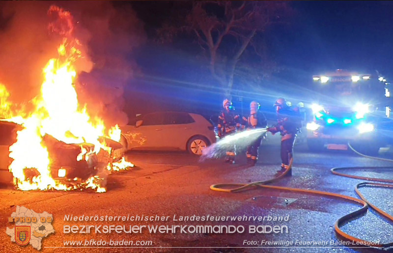 20250214_Zwei geparkte PKW in Baden in Brand geraten   Foto: Stefan Wagner FF Baden-Leesdorf