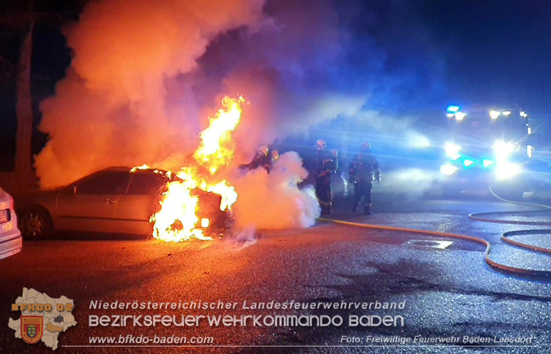 20250214_Zwei geparkte PKW in Baden in Brand geraten   Foto: Stefan Wagner FF Baden-Leesdorf