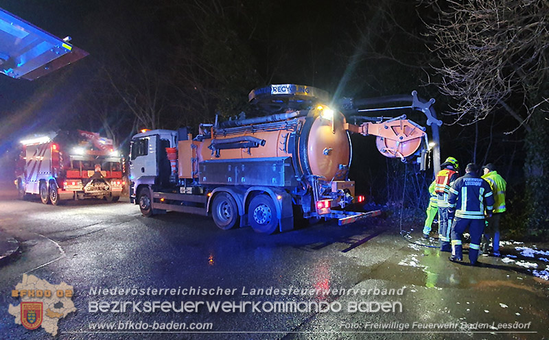 20250214_Zwei geparkte PKW in Baden in Brand geraten   Foto: Stefan Wagner FF Baden-Leesdorf
