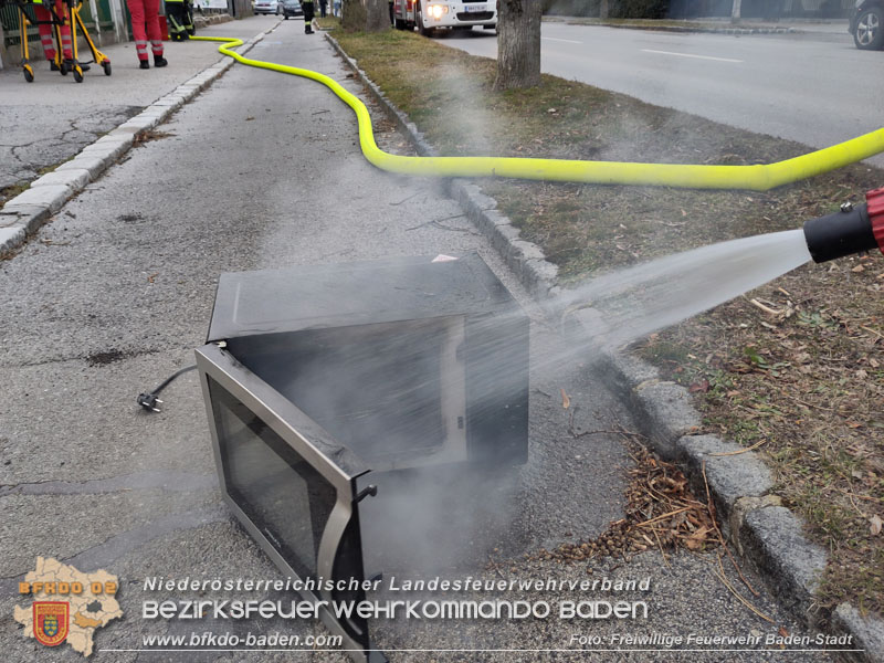 20250216_Brand einer Mikrowelle in Baden   Foto: Fritz Beichbuchner / Freiwillige Feuerwehr Baden-Stadt