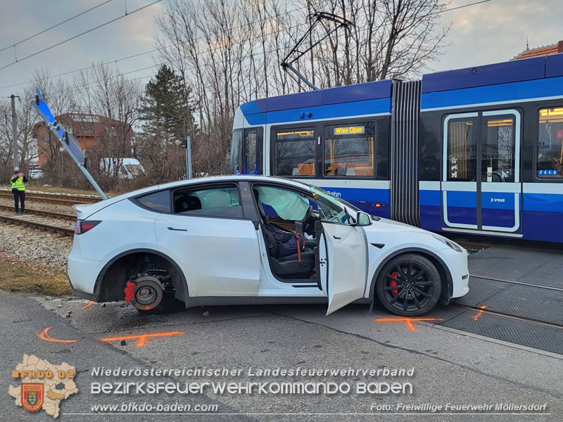 20250218_Zusammenstoß Elektro-Pkw und Badner-Bahn auf WLB Bahnübergang in Traiskirchen - ein Verletzter Foto: Markus Bartlweber FF Möllersdorf 20250218_Zusammenstoß Elektro-Pkw und Badner-Bahn auf WLB Bahnübergang in Traiskirchen - ein Verletzter Foto: Markus Bartlweber FF Möllersdorf