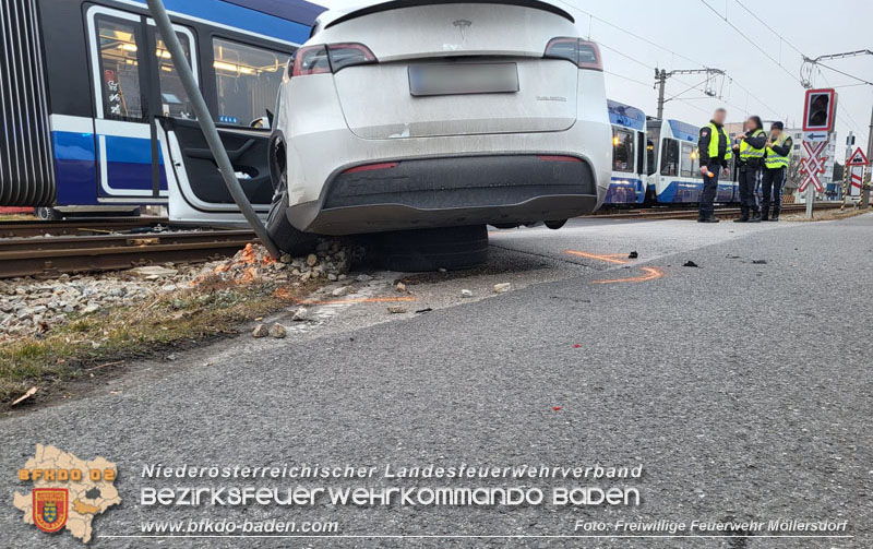 20250218_Zusammenstoß Elektro-Pkw und Badner-Bahn auf WLB Bahnübergang in Traiskirchen - ein Verletzter Foto: Markus Bartlweber FF Möllersdorf 20250218_Zusammenstoß Elektro-Pkw und Badner-Bahn auf WLB Bahnübergang in Traiskirchen - ein Verletzter Foto: Markus Bartlweber FF Möllersdorf