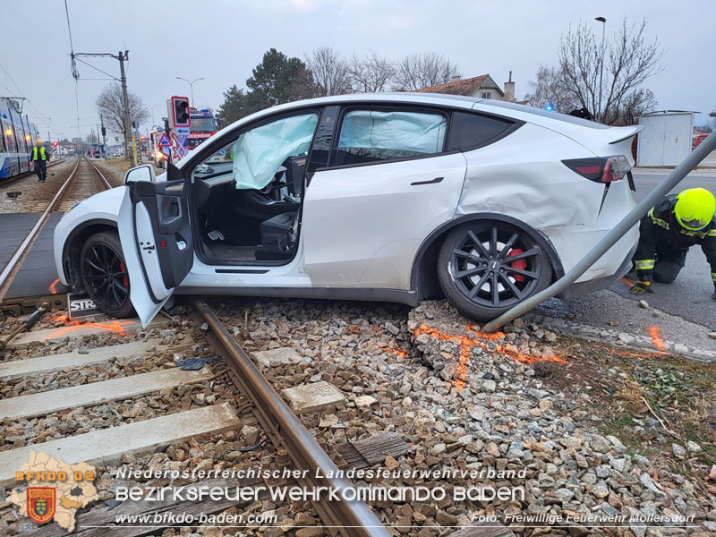 20250218_Zusammenstoß Elektro-Pkw und Badner-Bahn auf WLB Bahnübergang in Traiskirchen - ein Verletzter Foto: Markus Bartlweber FF Möllersdorf 20250218_Zusammenstoß Elektro-Pkw und Badner-Bahn auf WLB Bahnübergang in Traiskirchen - ein Verletzter Foto: Markus Bartlweber FF Möllersdorf
