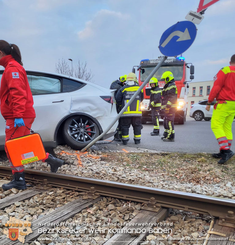 20250218_Zusammenstoß Elektro-Pkw und Badner-Bahn auf WLB Bahnübergang in Traiskirchen - ein Verletzter Foto: Markus Bartlweber FF Möllersdorf 20250218_Zusammenstoß Elektro-Pkw und Badner-Bahn auf WLB Bahnübergang in Traiskirchen - ein Verletzter Foto: Markus Bartlweber FF Möllersdorf