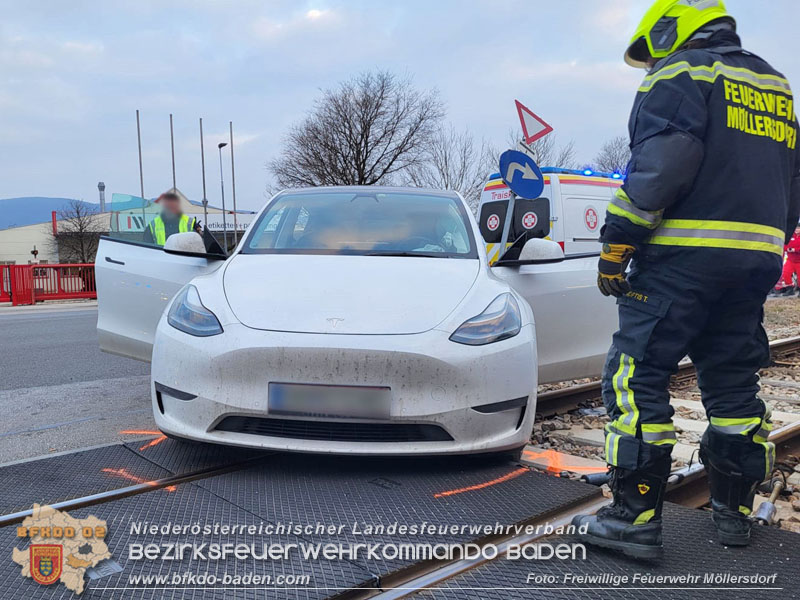 20250218_Zusammenstoß Elektro-Pkw und Badner-Bahn auf WLB Bahnübergang in Traiskirchen - ein Verletzter Foto: Markus Bartlweber FF Möllersdorf 20250218_Zusammenstoß Elektro-Pkw und Badner-Bahn auf WLB Bahnübergang in Traiskirchen - ein Verletzter Foto: Markus Bartlweber FF Möllersdorf