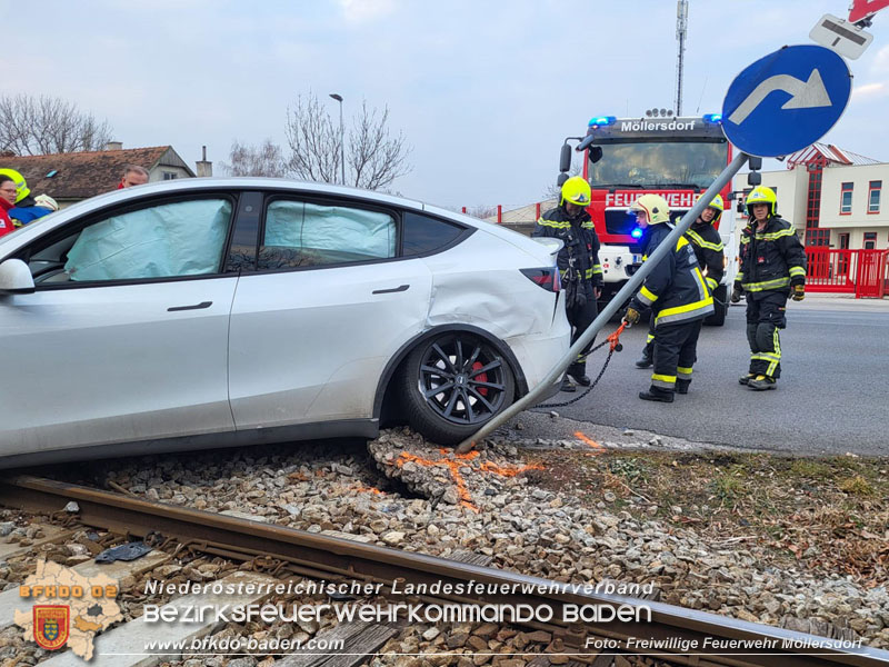 20250218_Zusammenstoß Elektro-Pkw und Badner-Bahn auf WLB Bahnübergang in Traiskirchen - ein Verletzter Foto: Markus Bartlweber FF Möllersdorf 20250218_Zusammenstoß Elektro-Pkw und Badner-Bahn auf WLB Bahnübergang in Traiskirchen - ein Verletzter Foto: Markus Bartlweber FF Möllersdorf