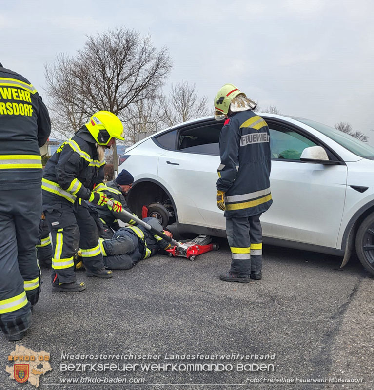 20250218_Zusammenstoß Elektro-Pkw und Badner-Bahn auf WLB Bahnübergang in Traiskirchen - ein Verletzter Foto: Markus Bartlweber FF Möllersdorf 20250218_Zusammenstoß Elektro-Pkw und Badner-Bahn auf WLB Bahnübergang in Traiskirchen - ein Verletzter Foto: Markus Bartlweber FF Möllersdorf