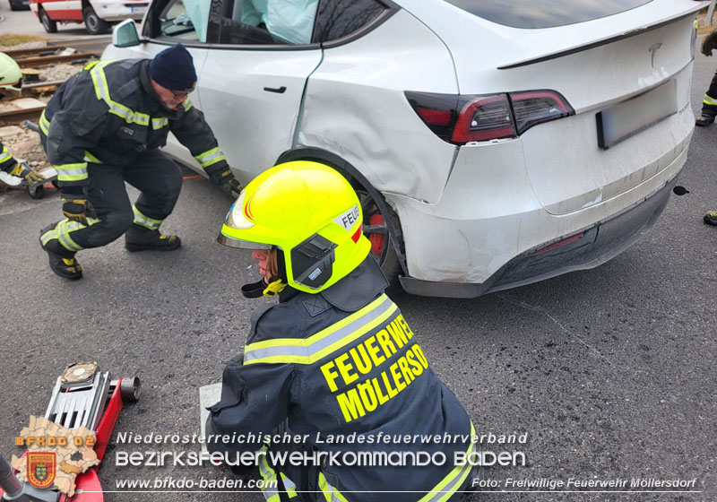 20250218_Zusammenstoß Elektro-Pkw und Badner-Bahn auf WLB Bahnübergang in Traiskirchen - ein Verletzter Foto: Markus Bartlweber FF Möllersdorf 20250218_Zusammenstoß Elektro-Pkw und Badner-Bahn auf WLB Bahnübergang in Traiskirchen - ein Verletzter Foto: Markus Bartlweber FF Möllersdorf