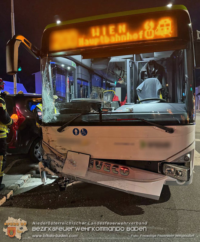 20250228_Verkehrsunfall mit Linienbus in Weigelsdorf Foto: FF Weigelsdorf 20250228_Verkehrsunfall mit Linienbus in Weigelsdorf Foto: FF Weigelsdorf