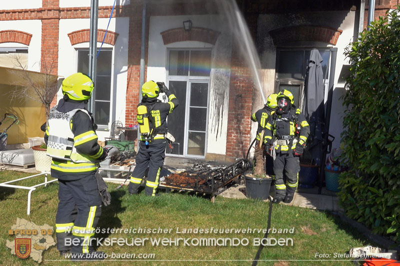 20250302_Brand auf Terrasse bei Wohnhausanlage in Oberwaltersdorf   Foto: Stefan Schneider BFKDO BADEN