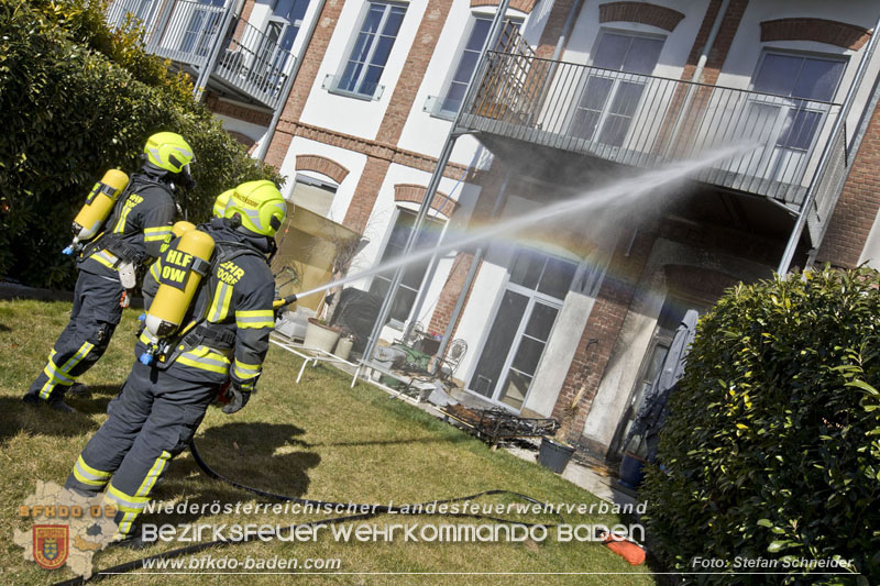 20250302_Brand auf Terrasse bei Wohnhausanlage in Oberwaltersdorf   Foto: Stefan Schneider BFKDO BADEN