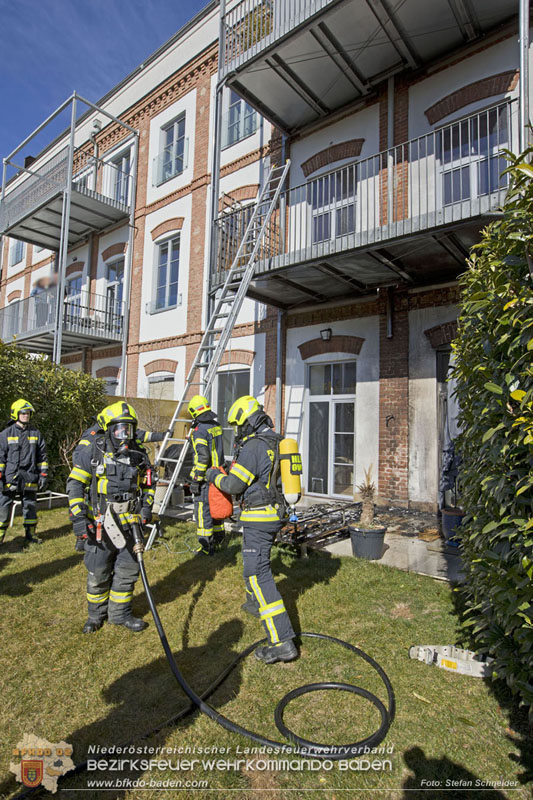 20250302_Brand auf Terrasse bei Wohnhausanlage in Oberwaltersdorf   Foto: Stefan Schneider BFKDO BADEN