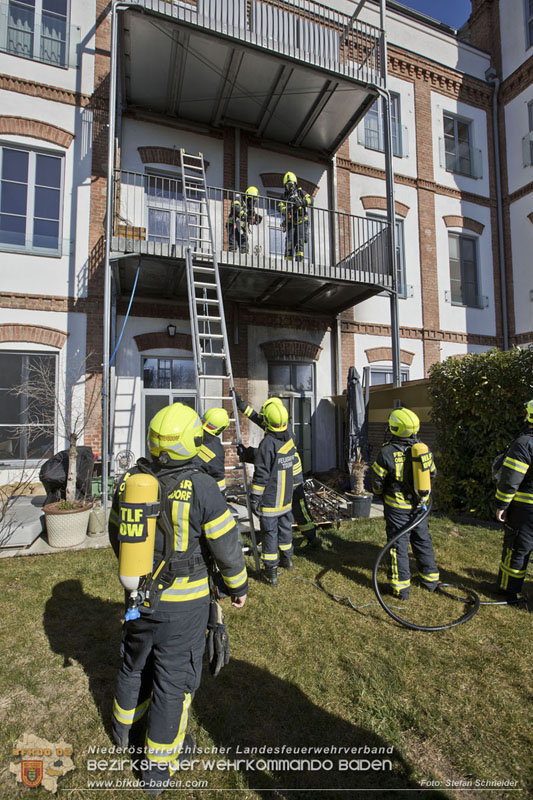 20250302_Brand auf Terrasse bei Wohnhausanlage in Oberwaltersdorf   Foto: Stefan Schneider BFKDO BADEN