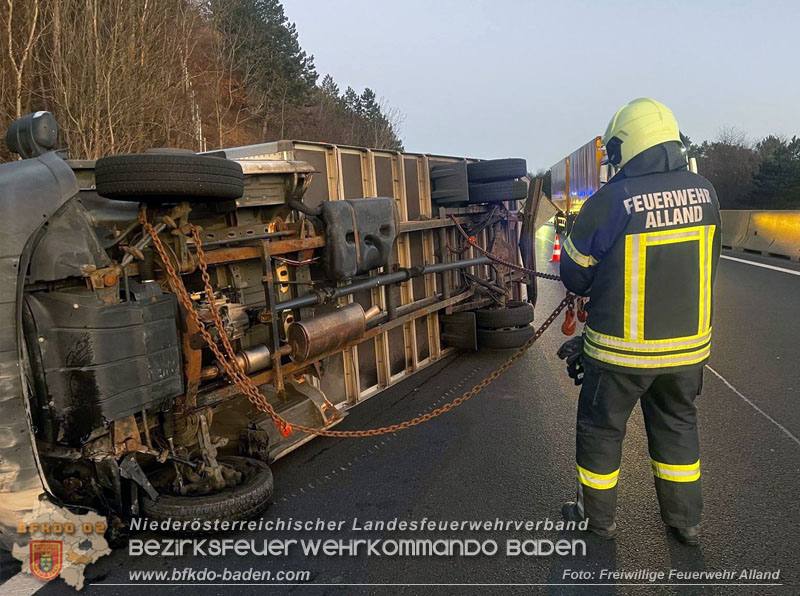 20250303_A21/Umgestürzter Klein-LKW nach Verkehrsunfall mit PKW Foto: FF Alland 20250303_A21/Umgestürzter Klein-LKW nach Verkehrsunfall mit PKW Foto: FF Alland