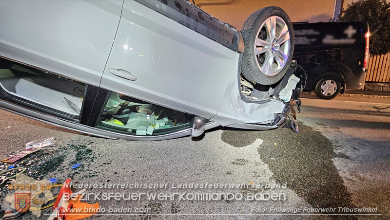 20250303_Fahrzeugüberschlag mit Menschenrettung im Wohngebiet von Pfaffstätten Foto: Freiwillige Feuerwehr Tribuswinkel / Nina Mitheis 20250303_Fahrzeugüberschlag mit Menschenrettung im Wohngebiet von Pfaffstätten Foto: Freiwillige Feuerwehr Tribuswinkel / Nina Mitheis