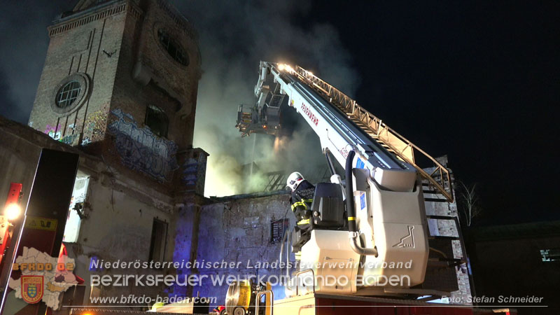 20250310_Dachstuhlbrand in alter Bleiwarenfabrik Gumpoldskirchen auch 3 Feuerwehren aus dem Bezirk BADEN im Löscheinsatz Foto: Stefan Schneider BFKDO BADEN 20250310_Dachstuhlbrand in alter Bleiwarenfabrik Gumpoldskirchen auch 3 Feuerwehren aus dem Bezirk BADEN im Löscheinsatz Foto: Stefan Schneider BFKDO BADEN