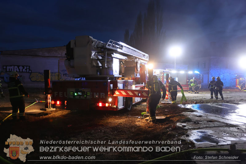 20250310_Dachstuhlbrand in alter Bleiwarenfabrik Gumpoldskirchen auch 3 Feuerwehren aus dem Bezirk BADEN im Lscheinsatz Foto: Stefan Schneider BFKDO BADEN
