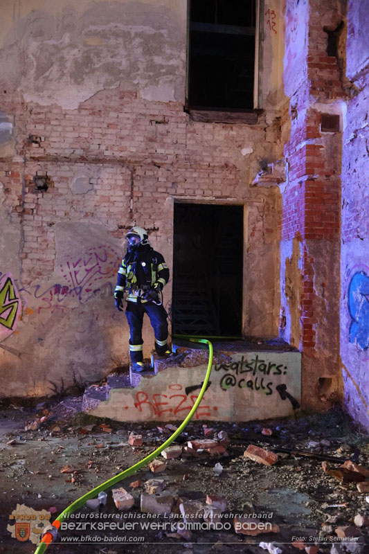 20250310_Dachstuhlbrand in alter Bleiwarenfabrik Gumpoldskirchen auch 3 Feuerwehren aus dem Bezirk BADEN im Lscheinsatz Foto: Stefan Schneider BFKDO BADEN