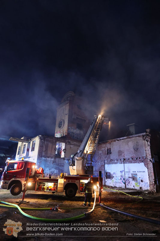 20250310_Dachstuhlbrand in alter Bleiwarenfabrik Gumpoldskirchen auch 3 Feuerwehren aus dem Bezirk BADEN im Lscheinsatz Foto: Stefan Schneider BFKDO BADEN