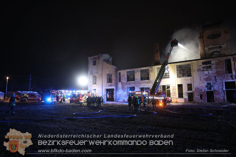20250310_Dachstuhlbrand in alter Bleiwarenfabrik Gumpoldskirchen auch 3 Feuerwehren aus dem Bezirk BADEN im Lscheinsatz Foto: Stefan Schneider BFKDO BADEN