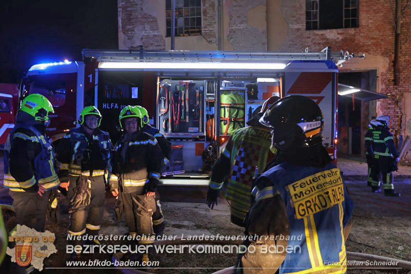 20250310_Dachstuhlbrand in alter Bleiwarenfabrik Gumpoldskirchen auch 3 Feuerwehren aus dem Bezirk BADEN im Lscheinsatz Foto: Stefan Schneider BFKDO BADEN