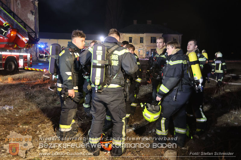 20250310_Dachstuhlbrand in alter Bleiwarenfabrik Gumpoldskirchen auch 3 Feuerwehren aus dem Bezirk BADEN im Lscheinsatz Foto: Stefan Schneider BFKDO BADEN