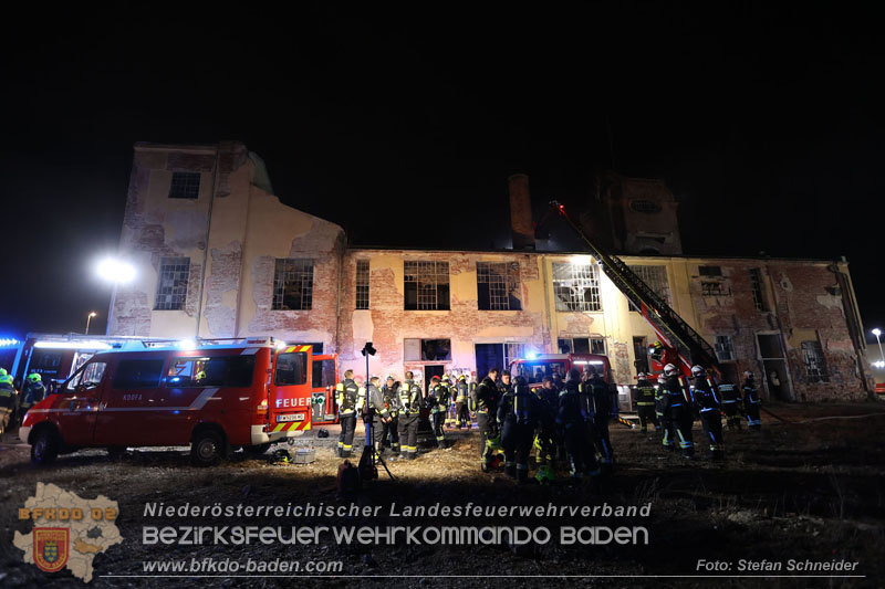 20250310_Dachstuhlbrand in alter Bleiwarenfabrik Gumpoldskirchen auch 3 Feuerwehren aus dem Bezirk BADEN im Lscheinsatz Foto: Stefan Schneider BFKDO BADEN