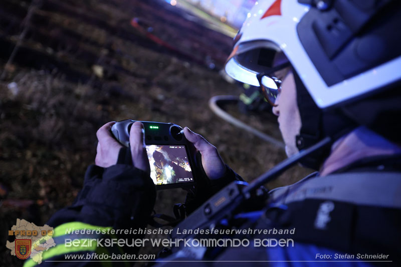20250310_Dachstuhlbrand in alter Bleiwarenfabrik Gumpoldskirchen auch 3 Feuerwehren aus dem Bezirk BADEN im Lscheinsatz Foto: Stefan Schneider BFKDO BADEN