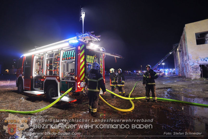 20250310_Dachstuhlbrand in alter Bleiwarenfabrik Gumpoldskirchen auch 3 Feuerwehren aus dem Bezirk BADEN im Lscheinsatz Foto: Stefan Schneider BFKDO BADEN